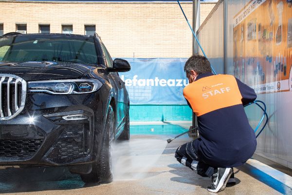 ¿Cuánto cuesta lavar un coche en España?